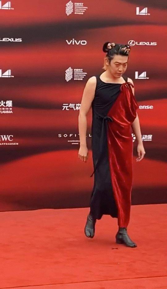 苹果缩小版的水果
:刘令姿小时候也太精致了吧，像缩小版的程潇