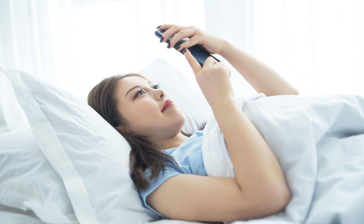 手机辐射:长期将手机放在床头上休息，有辐射吗？答案可能出乎你的意料！