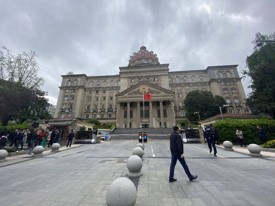手机坠:生父否认把姐弟俩扔下楼，情人辩称有精神病…他们双双当庭翻供！