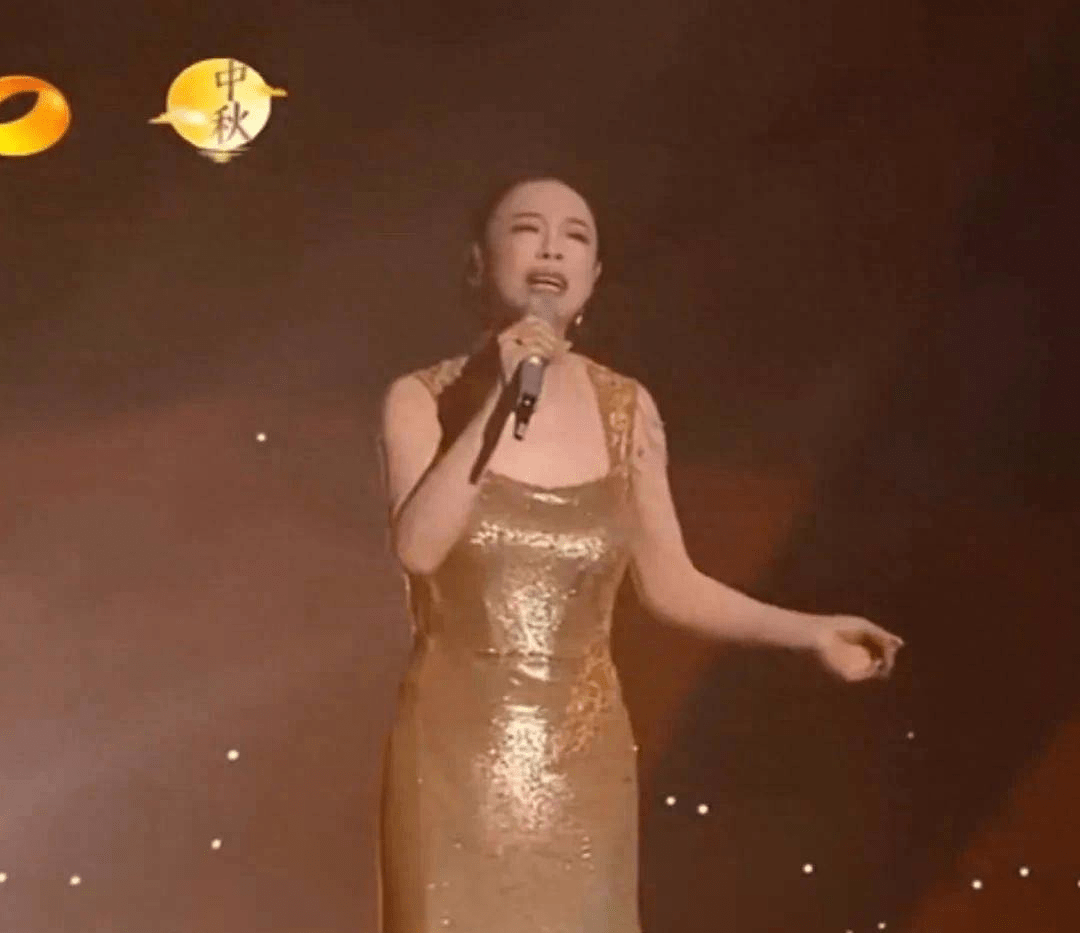 黄绮珊哭着道歉！中秋晚会跑调而自责，网友：至少你是真唱啊！