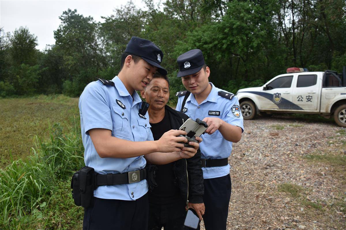 36只山羊集体出逃被找回，山羊代表驮着“咩咩咩”锦旗来到派出所