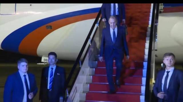 离开北京后，拉夫罗夫抵达平壤，朝外相亲自接机，数百人冒雨欢迎